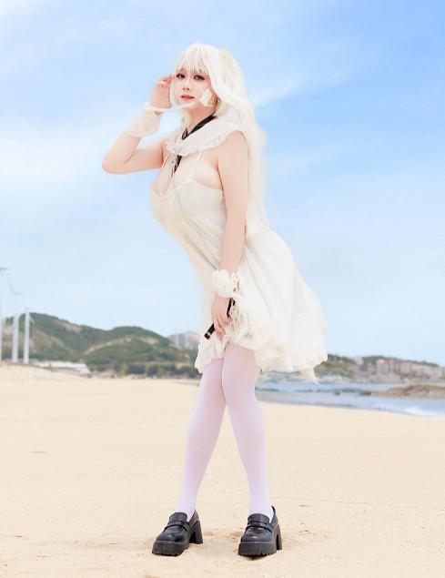 阿雪雪初音酱喵COS赏析，海边白裙猫系造型清纯又梦幻