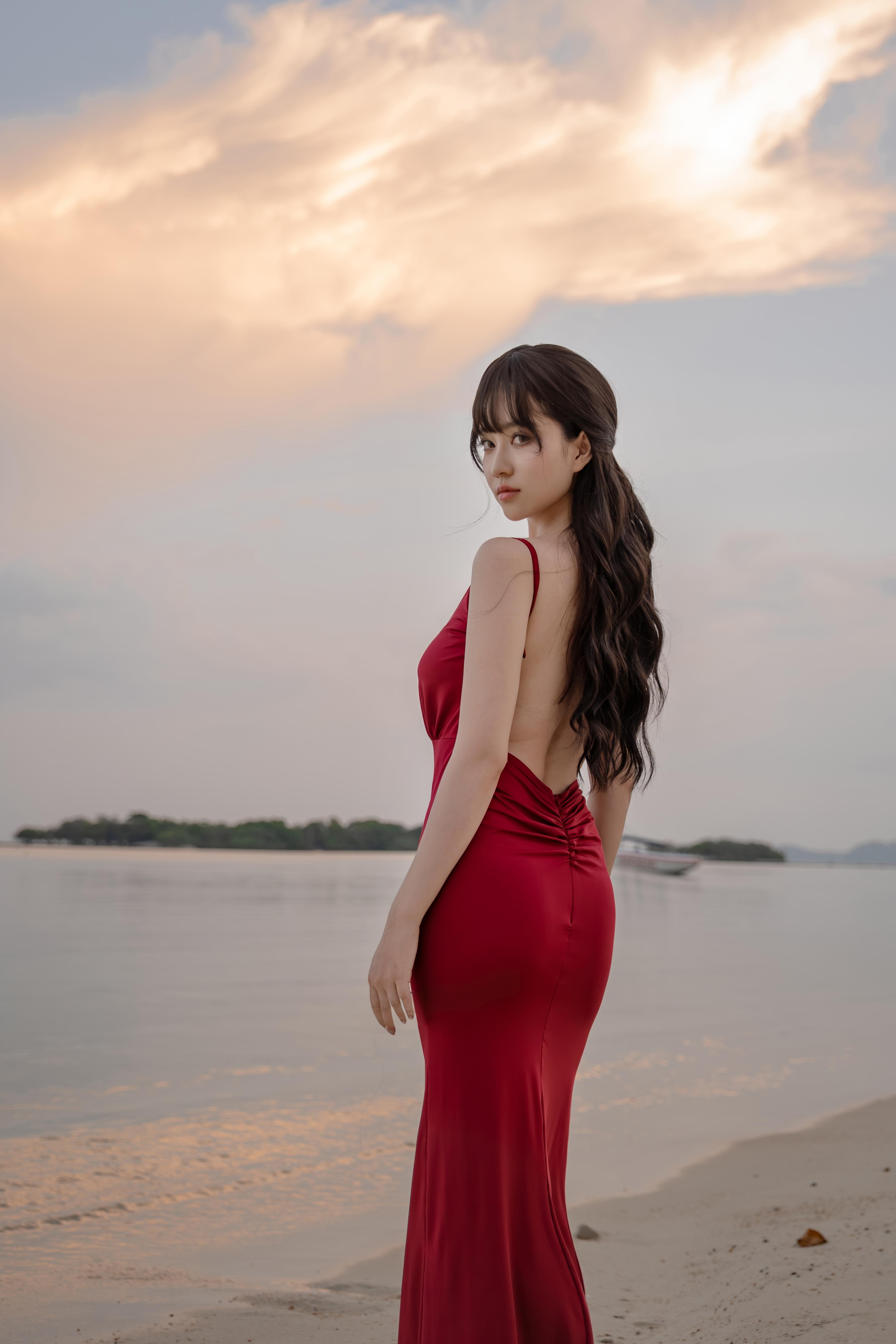 年年nnian言遇图集，海边红裙与落日晚霞氛围太绝了