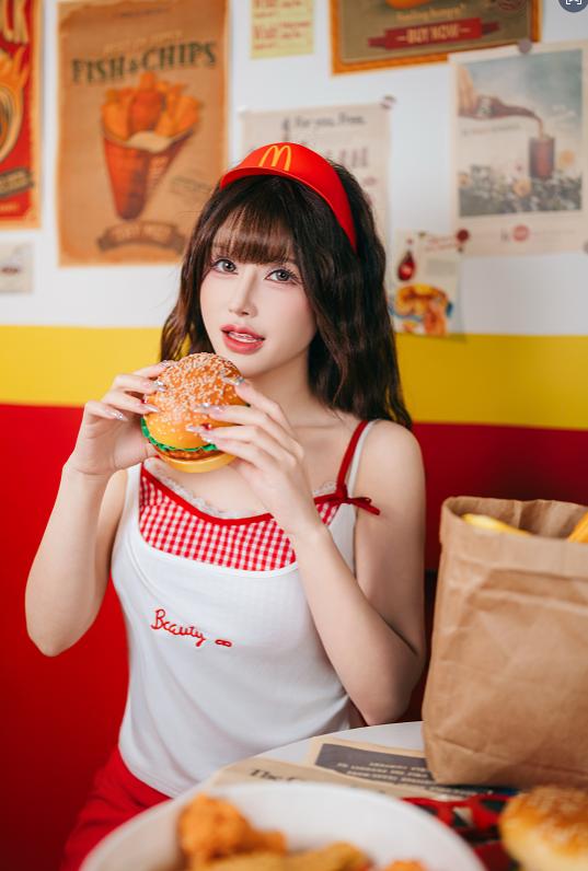 鹿八岁baby麦门打工日记赏析，麦当劳主题写真清新又俏皮