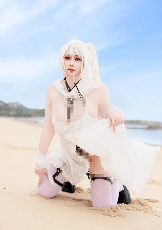 阿雪雪初音酱喵COS赏析，海边白裙猫系造型清纯又梦幻