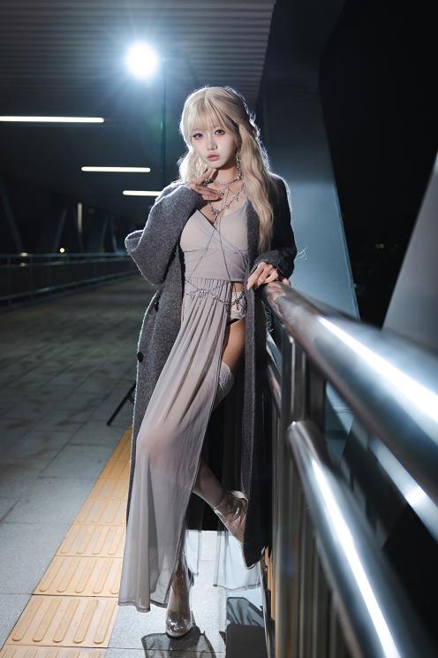 柒柒要乖哦灰姑娘晚礼裙COS，夜色桥景下的辛德瑞拉太惊艳了