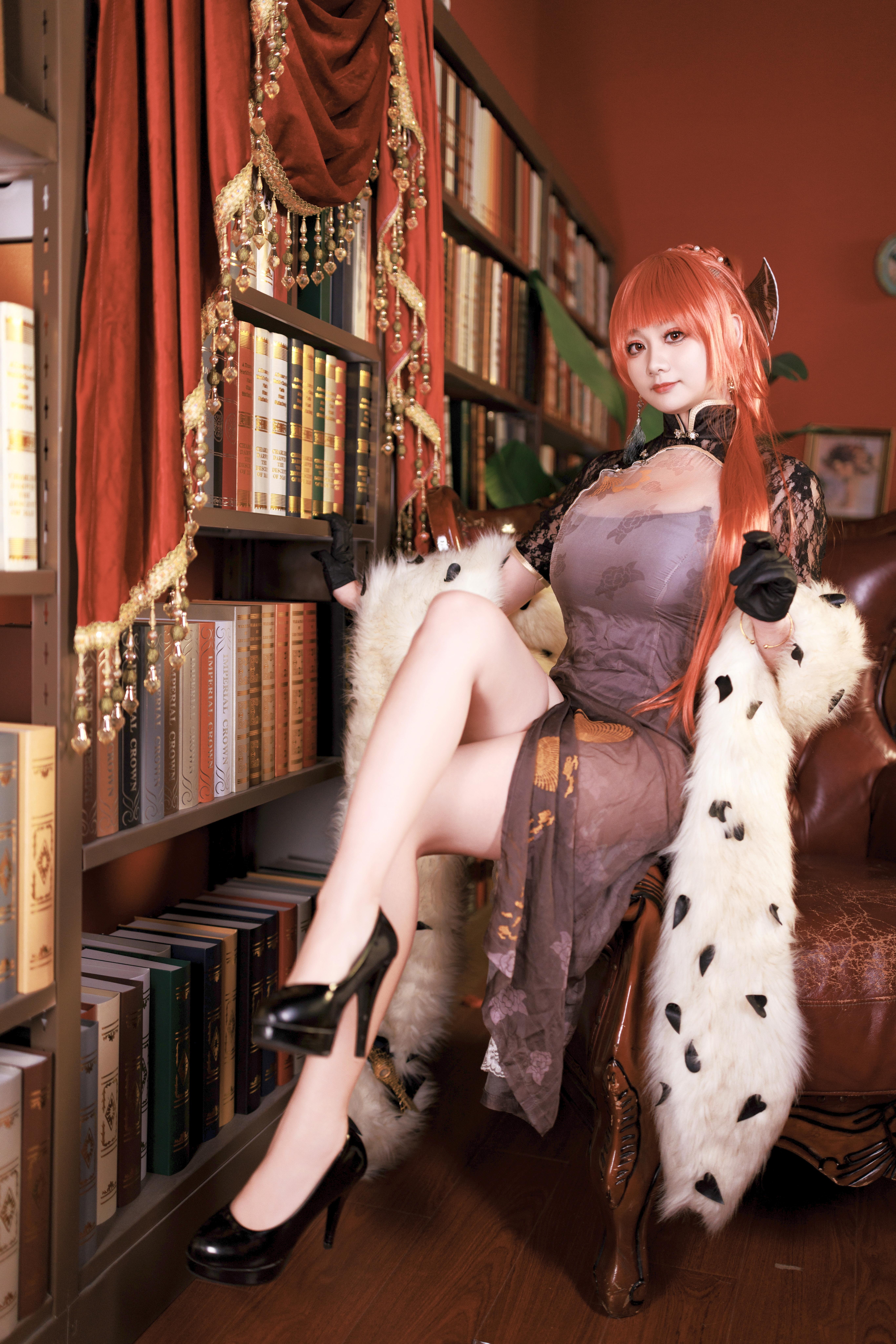 阿雪雪《君主旗袍》作品赏析，复古书房里的优雅旗袍美人