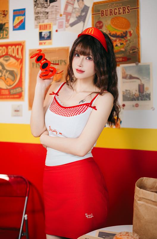 鹿八岁baby麦门打工日记赏析，麦当劳主题写真清新又俏皮