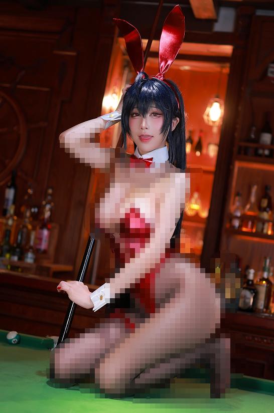 水淼Aqua大凤兔女郎COS赏析，红色兔装下的酒馆氛围感