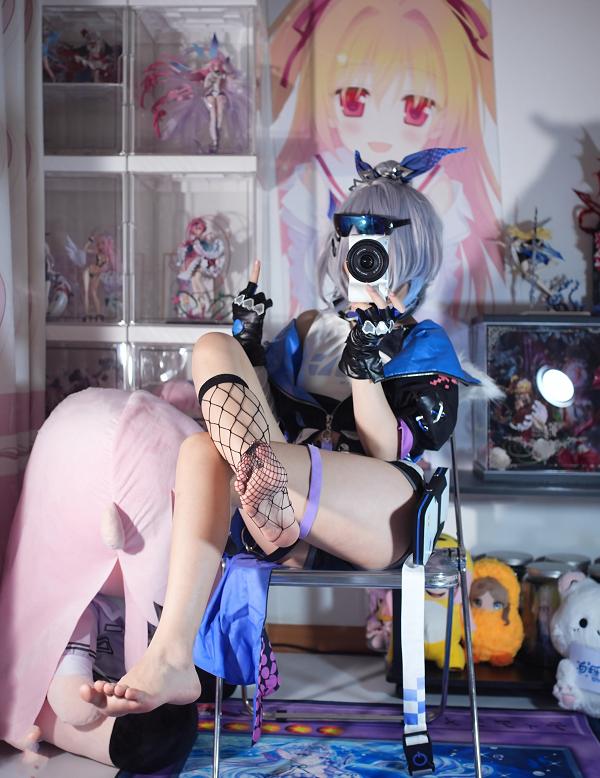 白栎Shirly银狼COS太会拍了，这套宅房自拍感图集把角色味道拿捏住了