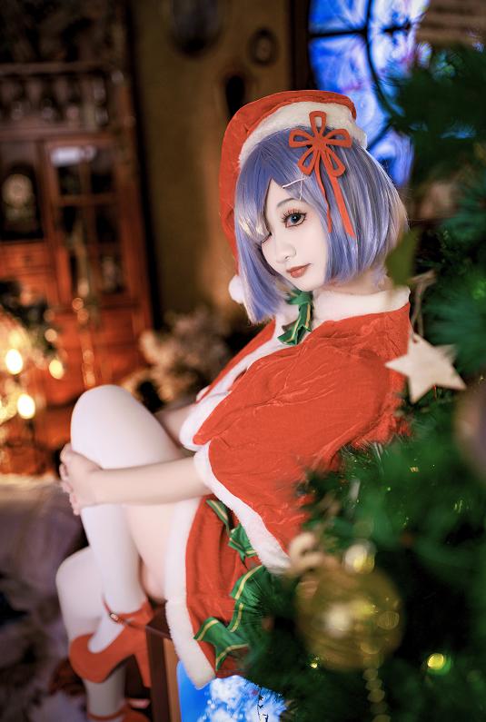 阿雪雪蕾姆圣诞装赏析，暖色圣诞场景里的甜美元素很出片