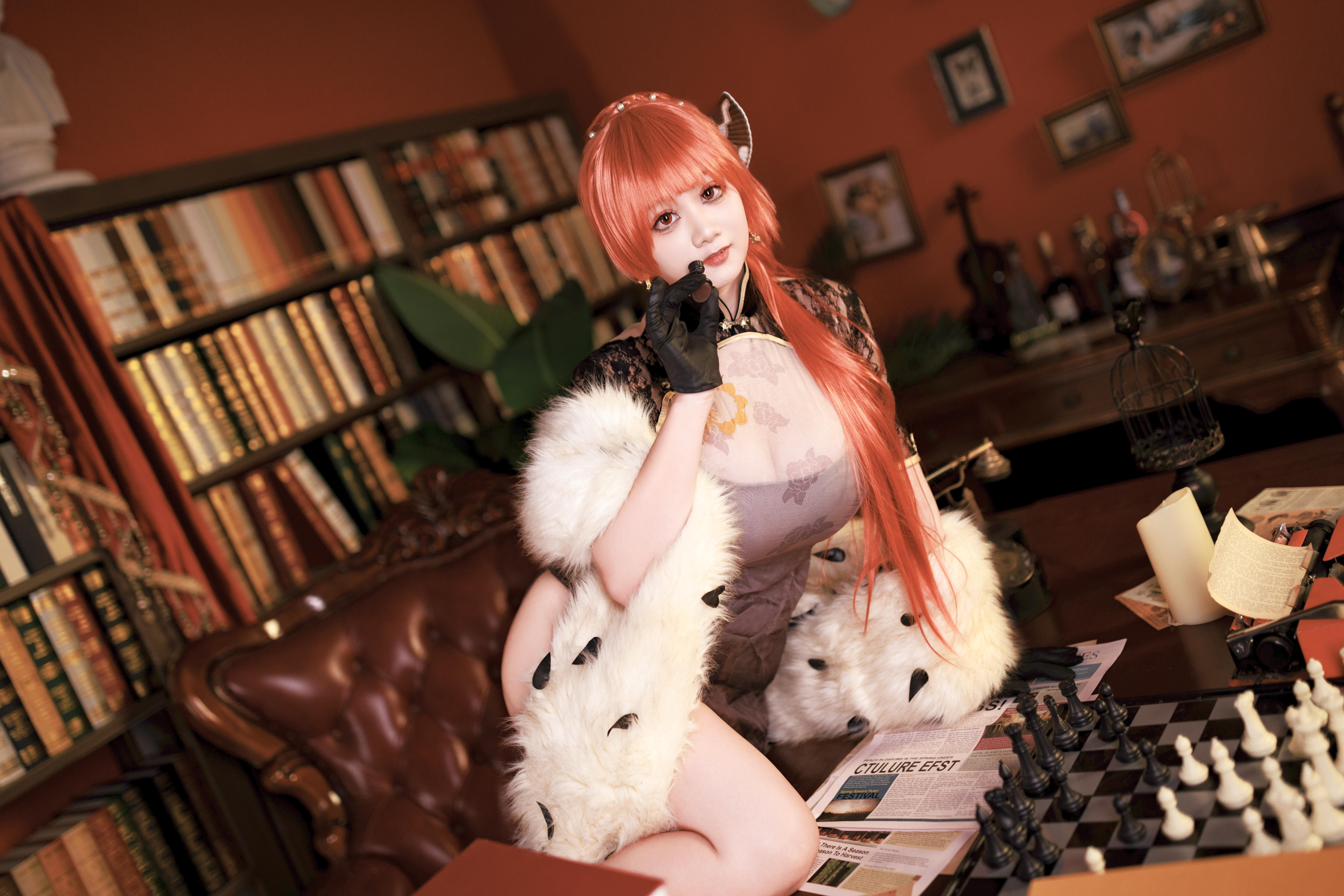 阿雪雪《君主旗袍》作品赏析，复古书房里的优雅旗袍美人