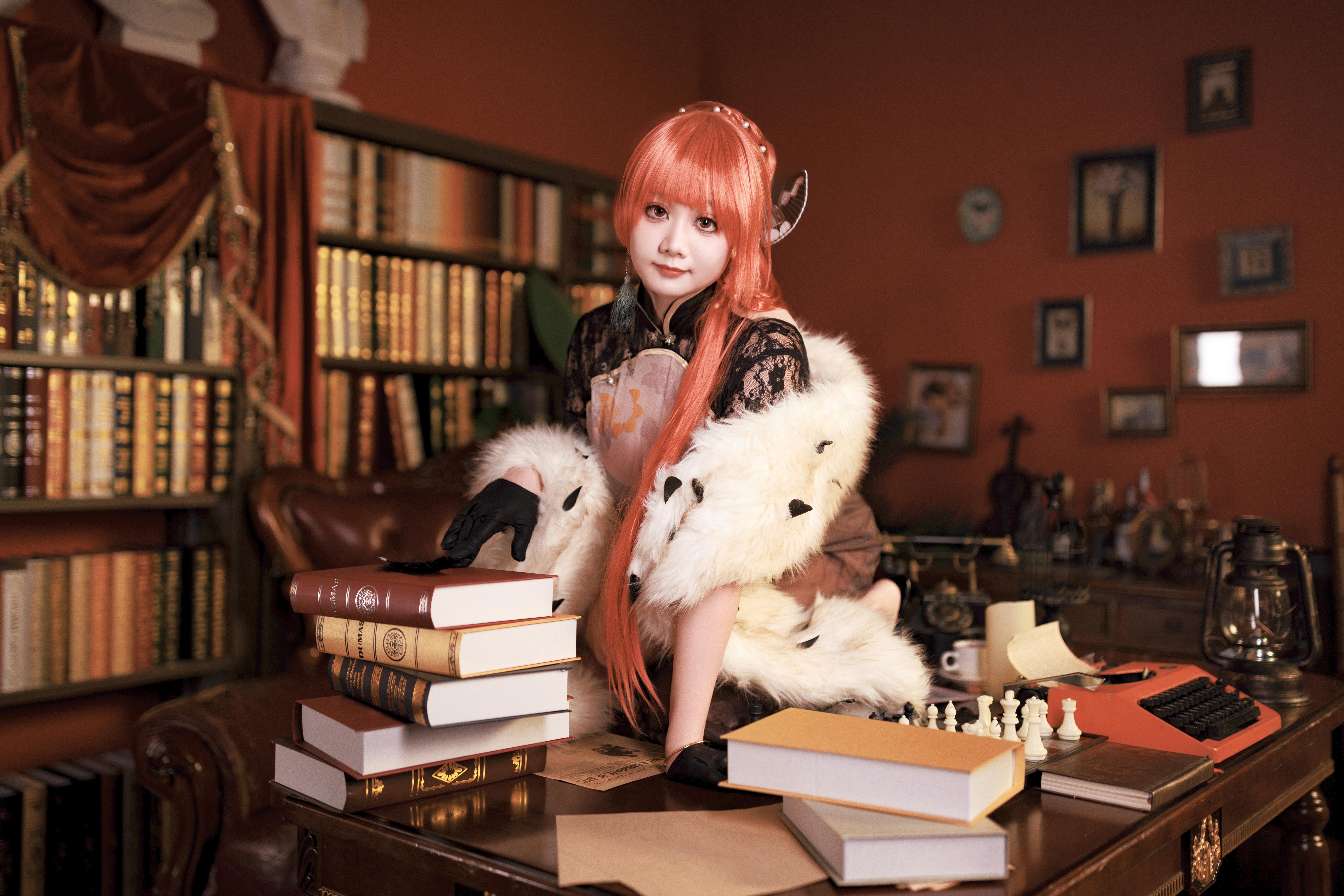 阿雪雪《君主旗袍》作品赏析，复古书房里的优雅旗袍美人