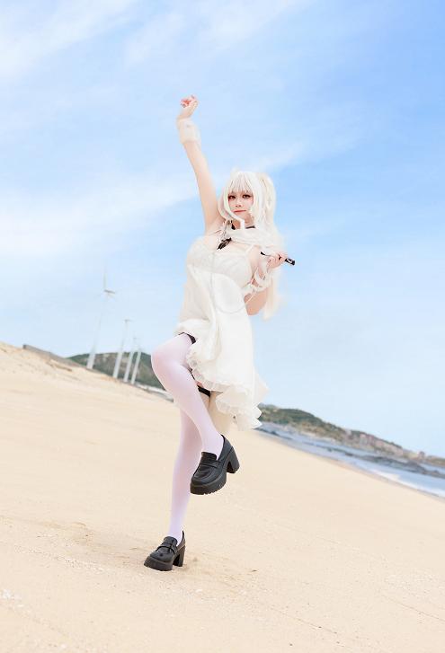 阿雪雪初音酱喵COS赏析，海边白裙猫系造型清纯又梦幻