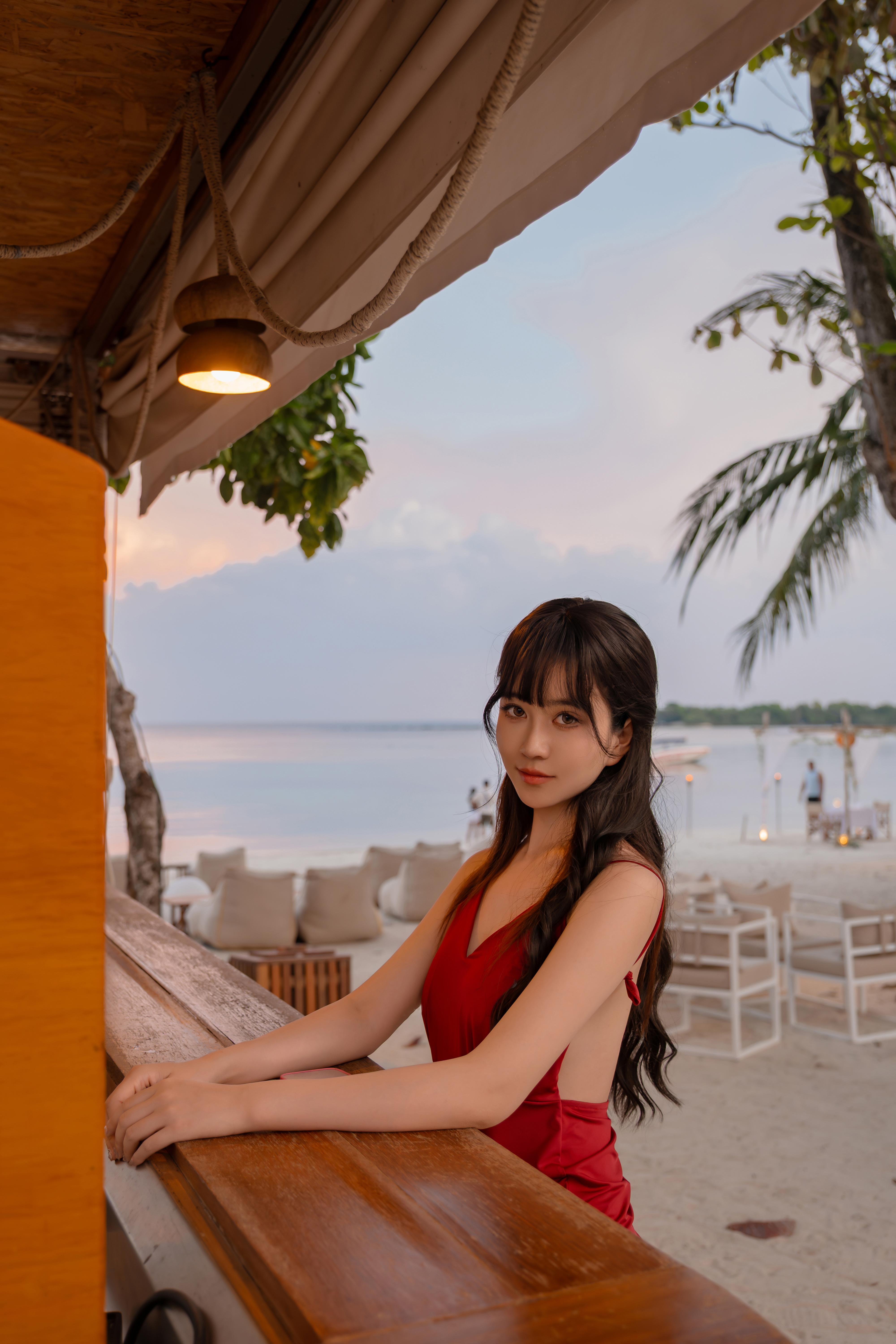 年年nnian言遇图集，海边红裙与落日晚霞氛围太绝了