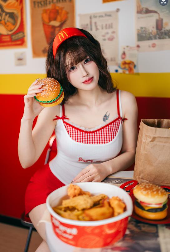 鹿八岁baby麦门打工日记赏析，麦当劳主题写真清新又俏皮