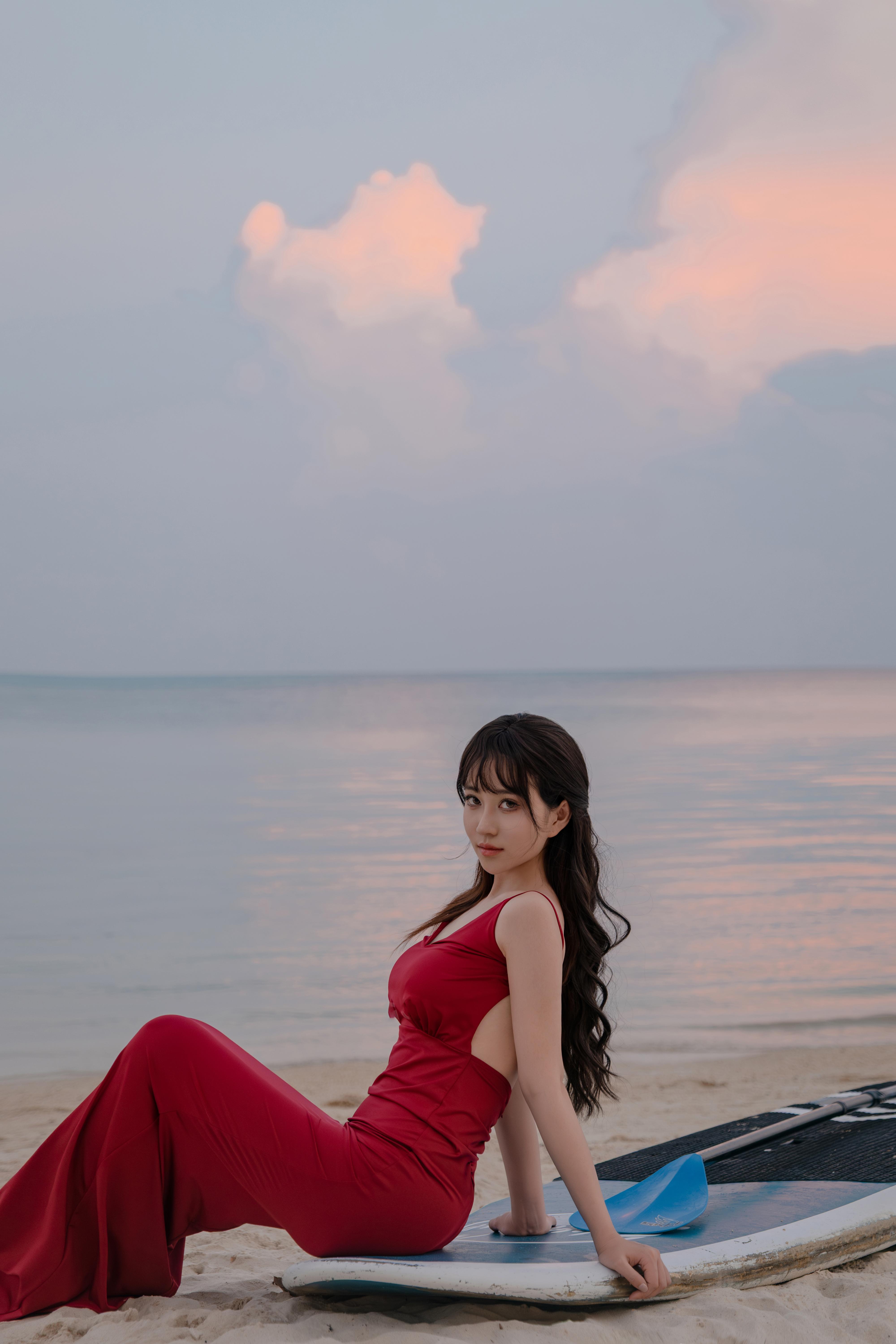 年年nnian言遇图集，海边红裙与落日晚霞氛围太绝了