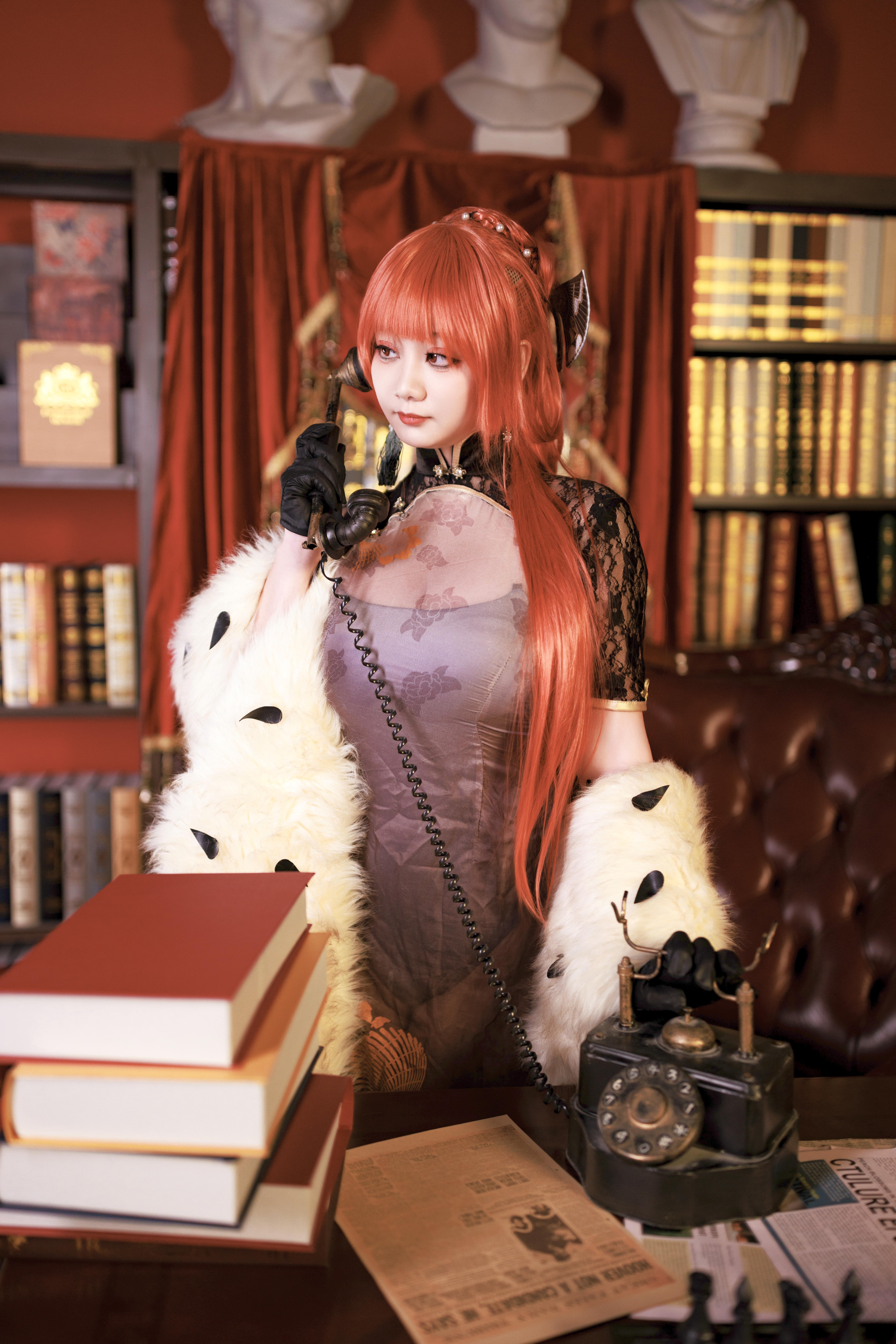 阿雪雪《君主旗袍》作品赏析，复古书房里的优雅旗袍美人