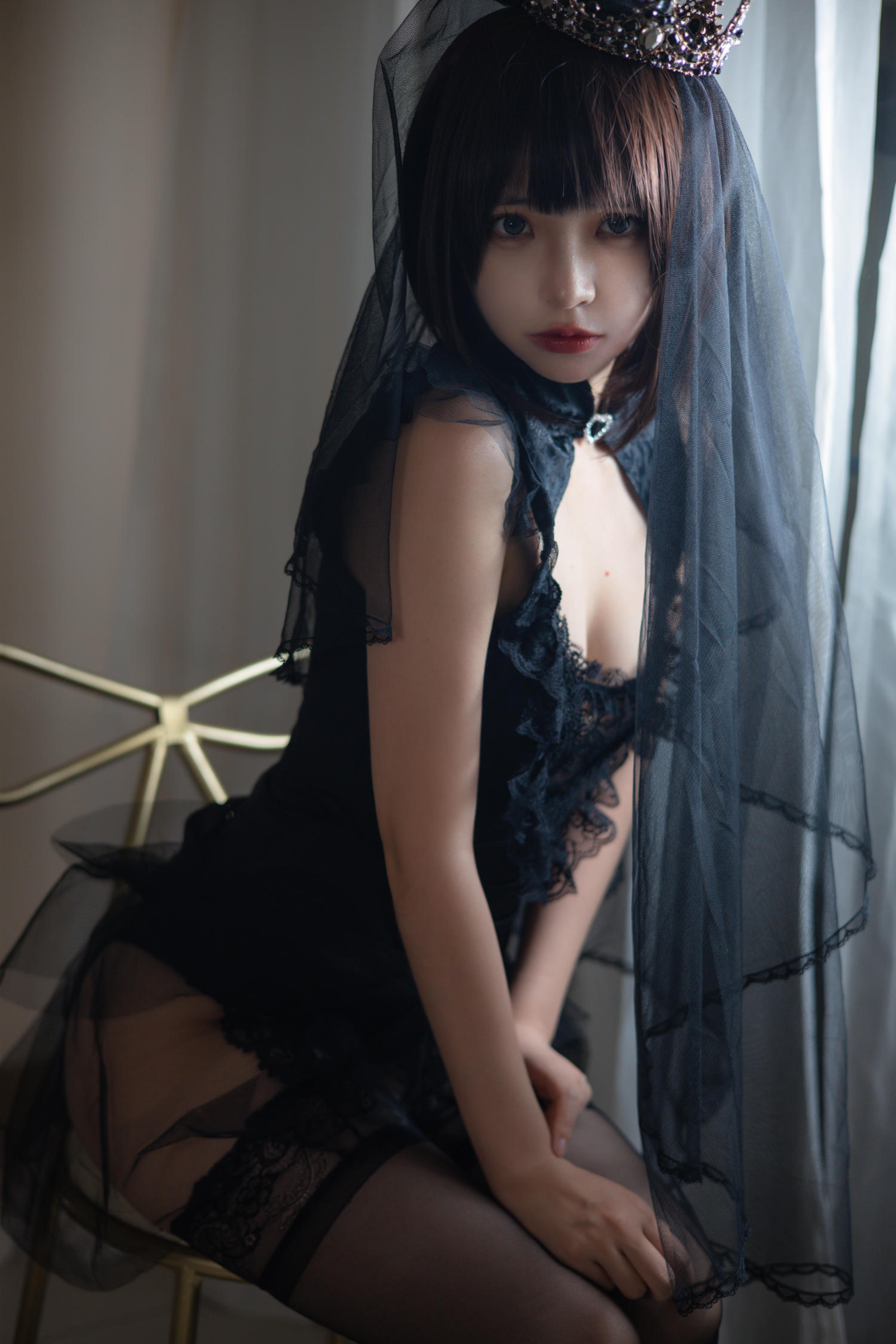 疯猫ss黑色婚纱写真赏析，暗调蕾丝与黑纱头冠氛围感很强