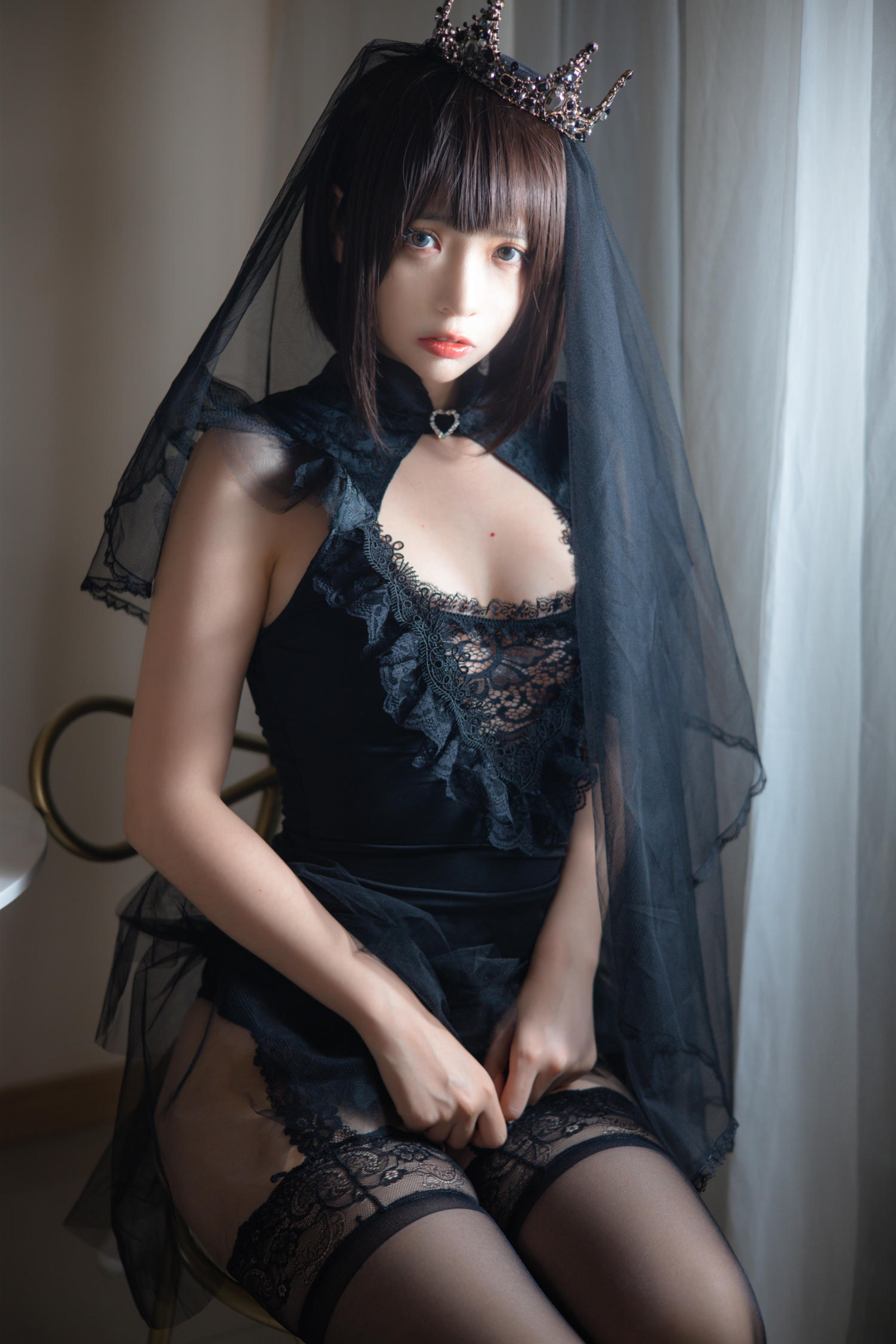 疯猫ss黑色婚纱写真赏析，暗调蕾丝与黑纱头冠氛围感很强