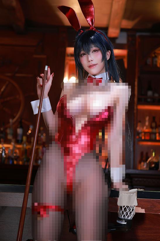 水淼Aqua大凤兔女郎COS赏析，红色兔装下的酒馆氛围感