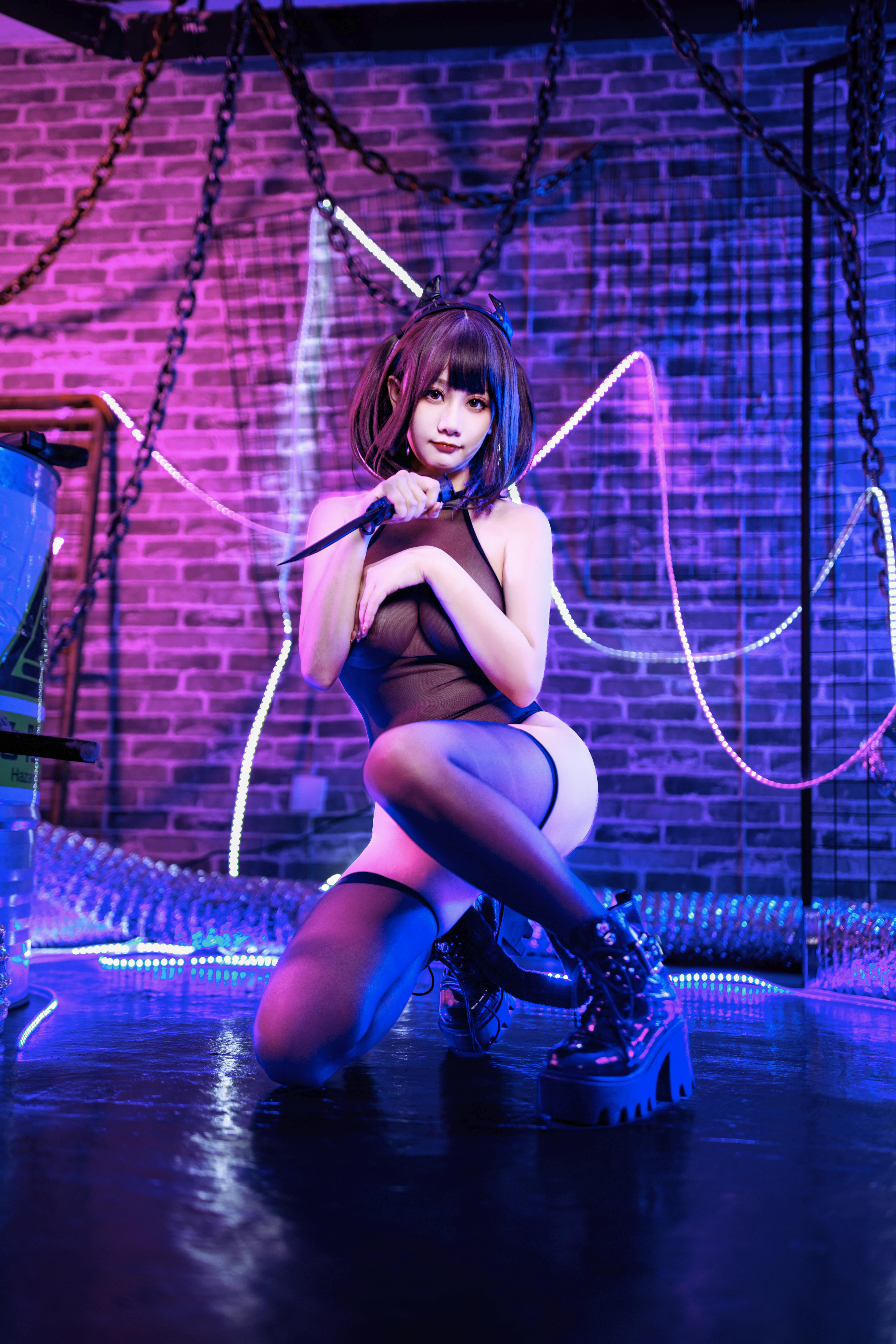 阿雪雪半透魅魔：霓虹暗场里的魅魔主题写真