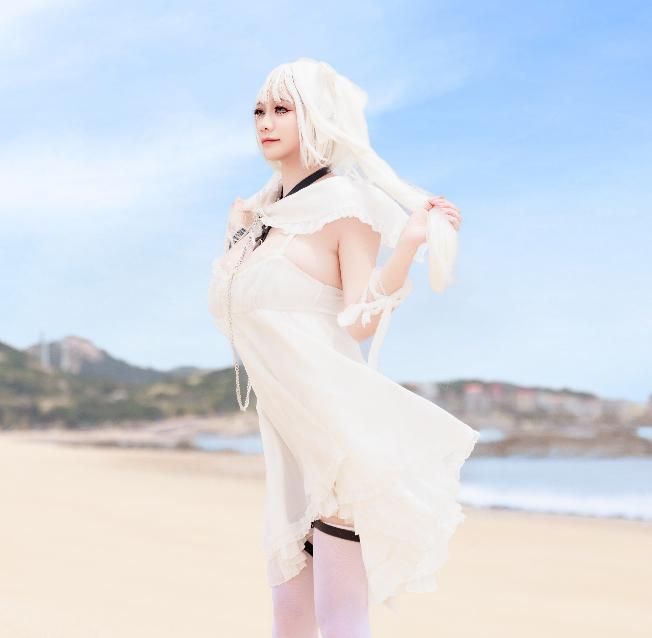 阿雪雪初音酱喵COS赏析，海边白裙猫系造型清纯又梦幻