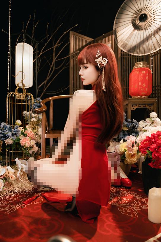 Shika小鹿鹿新年红旗袍写真鉴赏，中式布景与红裙造型很抓眼