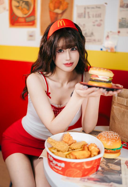 鹿八岁baby麦门打工日记赏析，麦当劳主题写真清新又俏皮