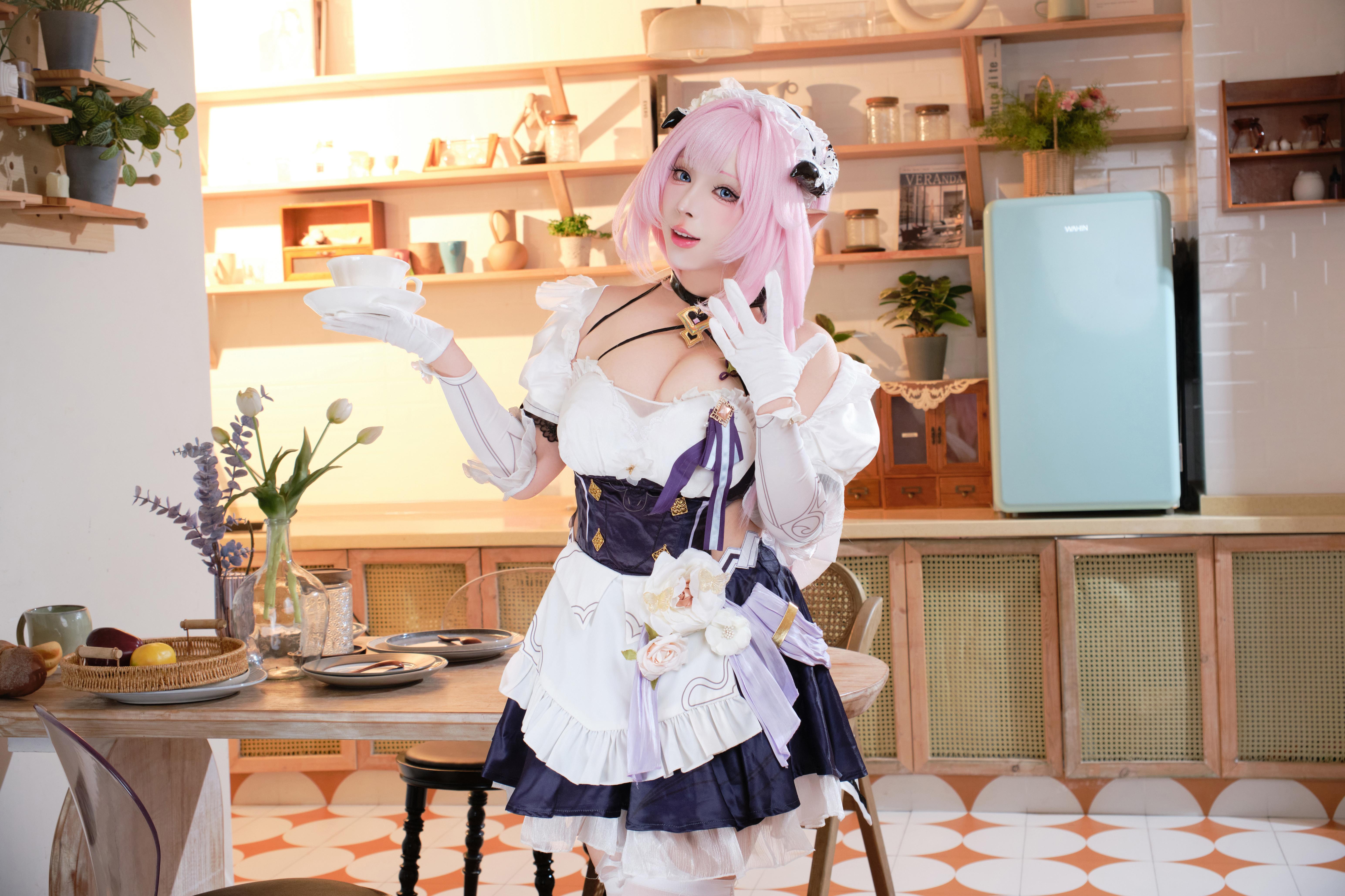 胡桃猫Kurumineko 爱莉希雅女仆COS图集，粉发女仆造型甜美又精致