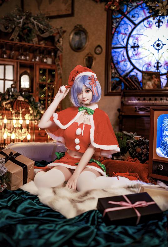 阿雪雪蕾姆圣诞装赏析，暖色圣诞场景里的甜美元素很出片