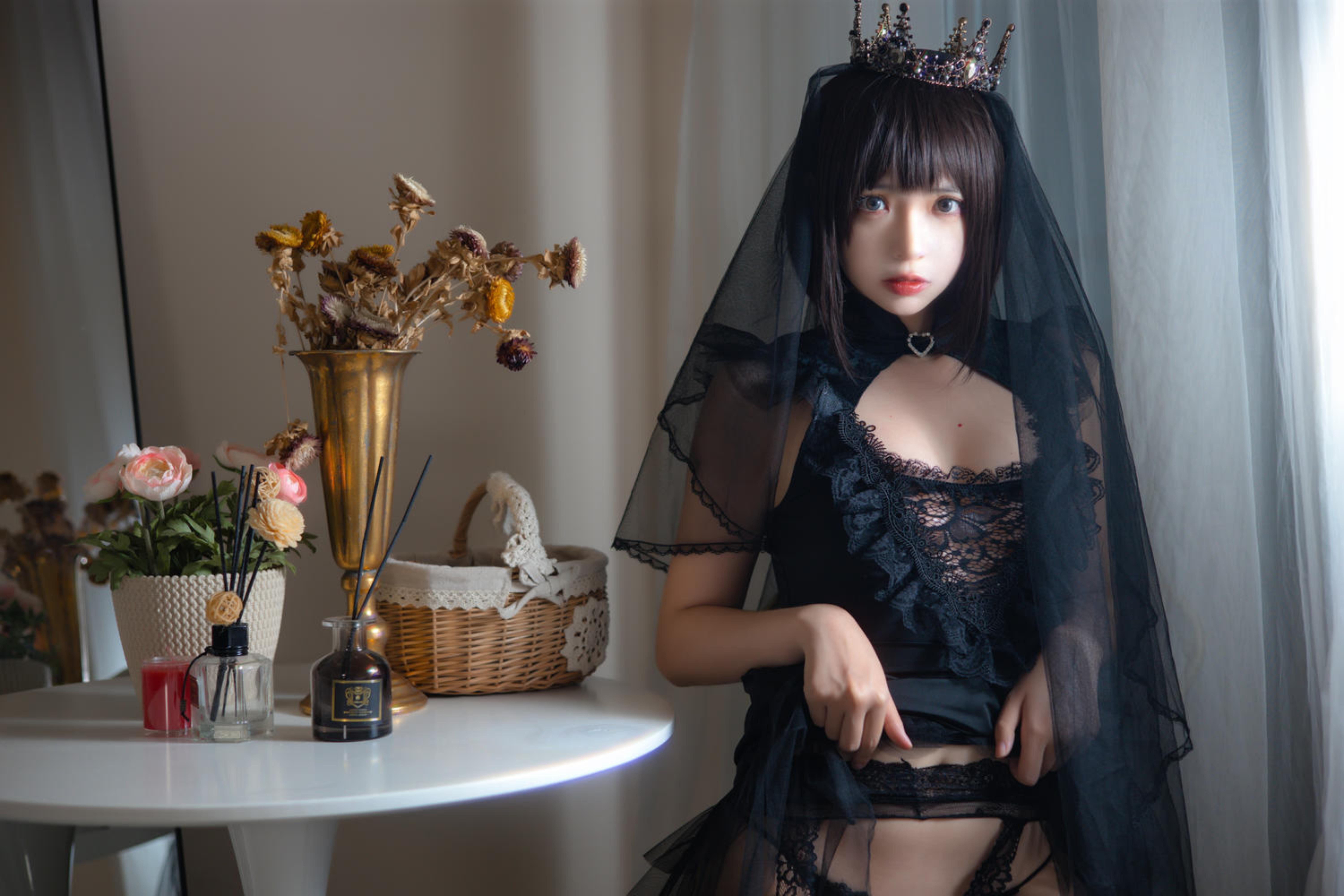 疯猫ss黑色婚纱写真赏析，暗调蕾丝与黑纱头冠氛围感很强