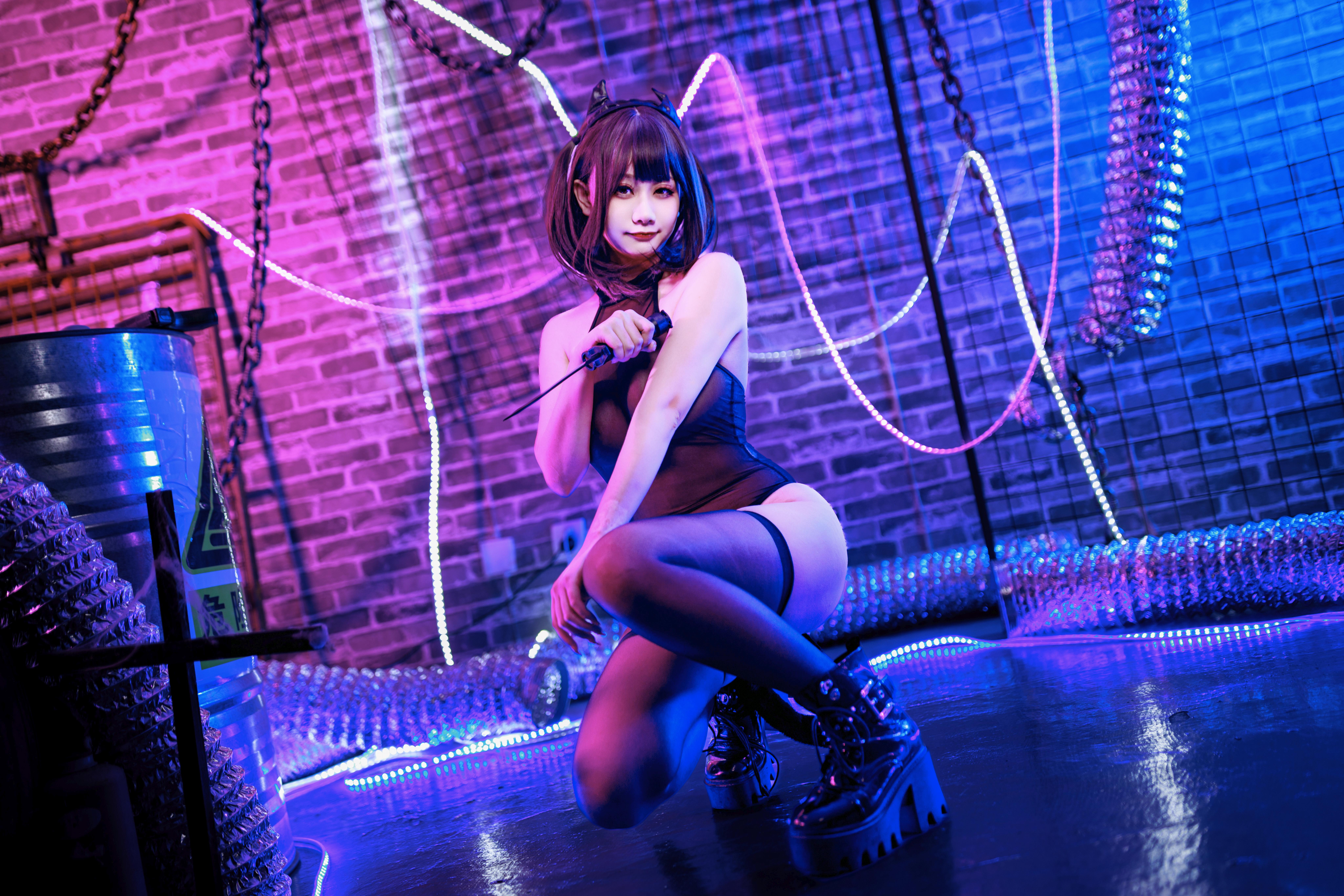 阿雪雪半透魅魔：霓虹暗场里的魅魔主题写真