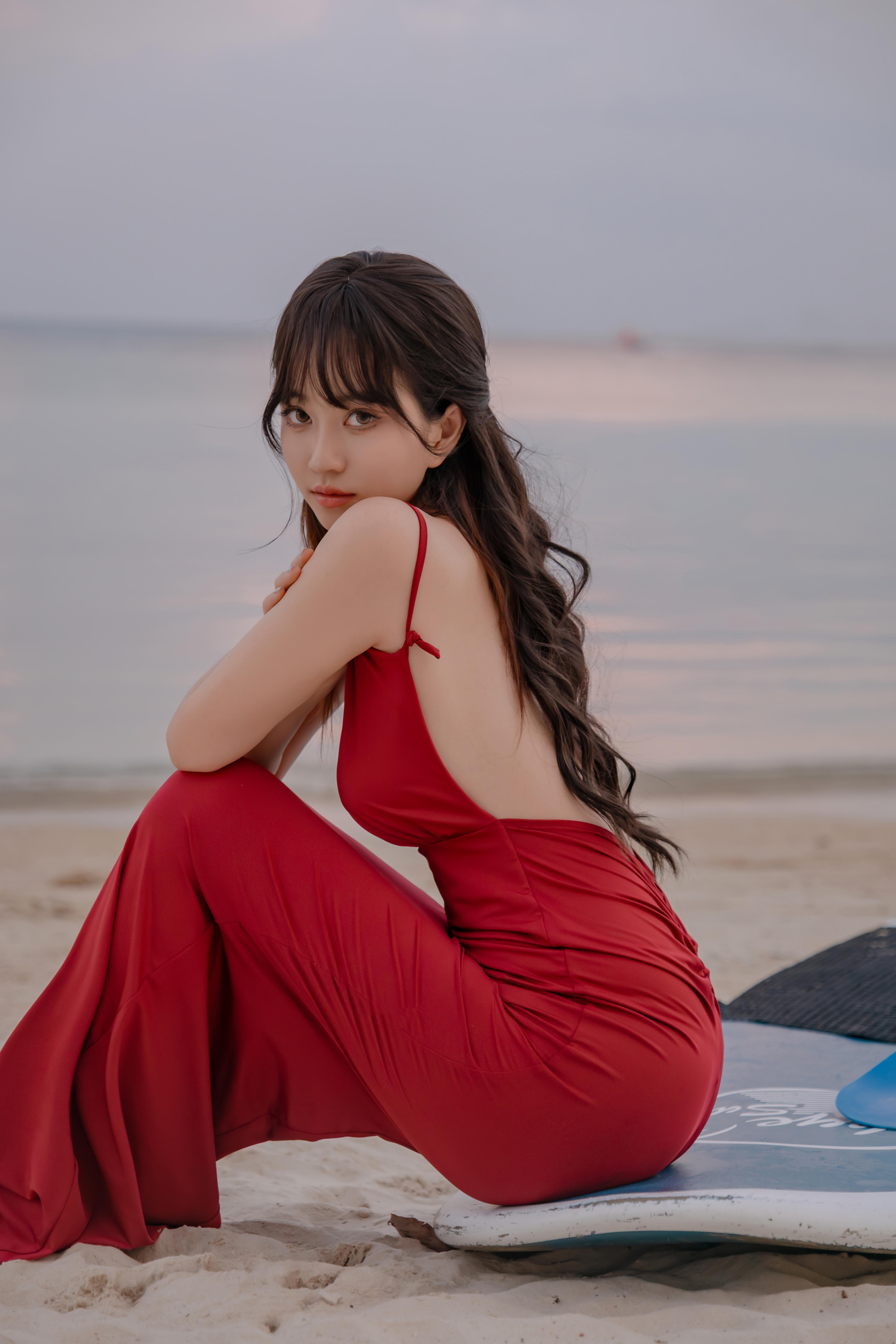 年年nnian言遇图集，海边红裙与落日晚霞氛围太绝了