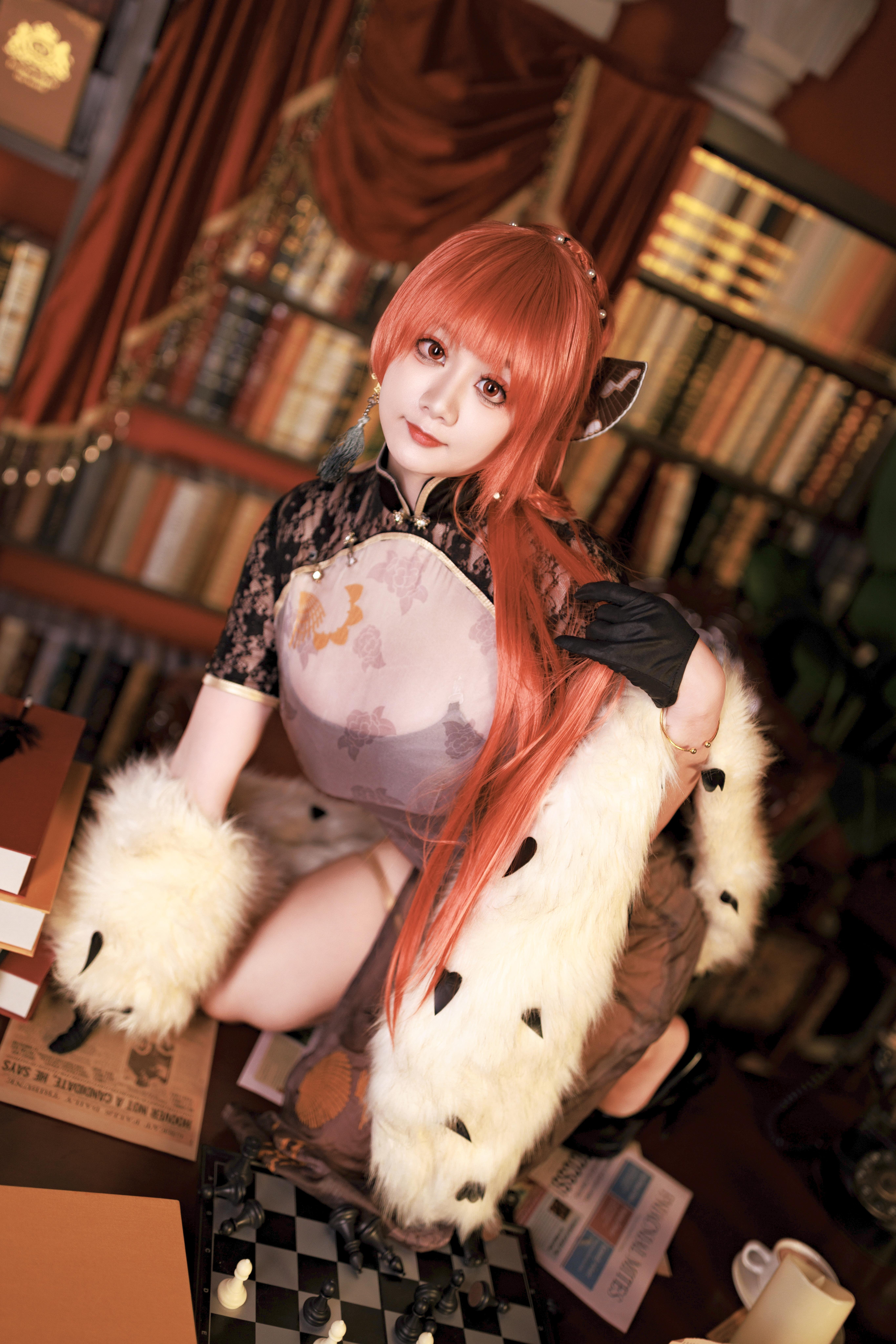 阿雪雪《君主旗袍》作品赏析，复古书房里的优雅旗袍美人