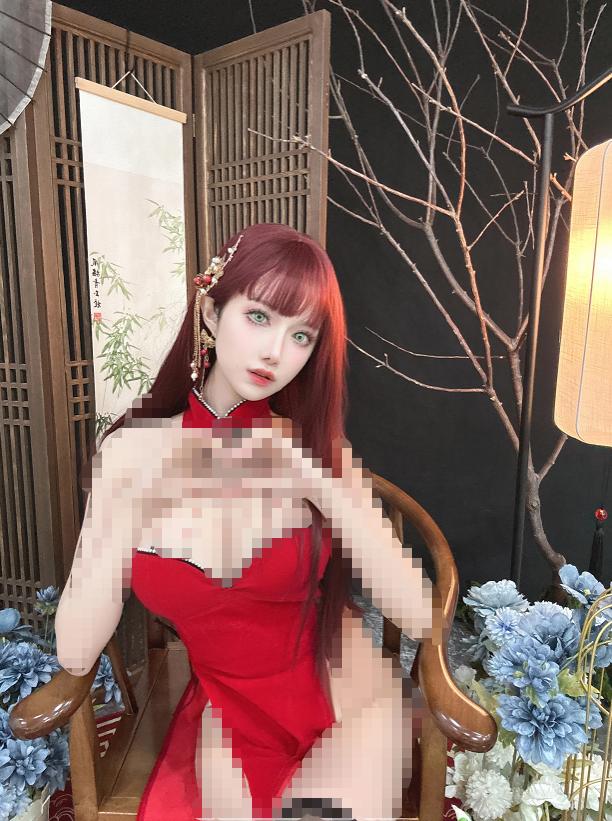 Shika小鹿鹿新年红旗袍写真鉴赏，中式布景与红裙造型很抓眼