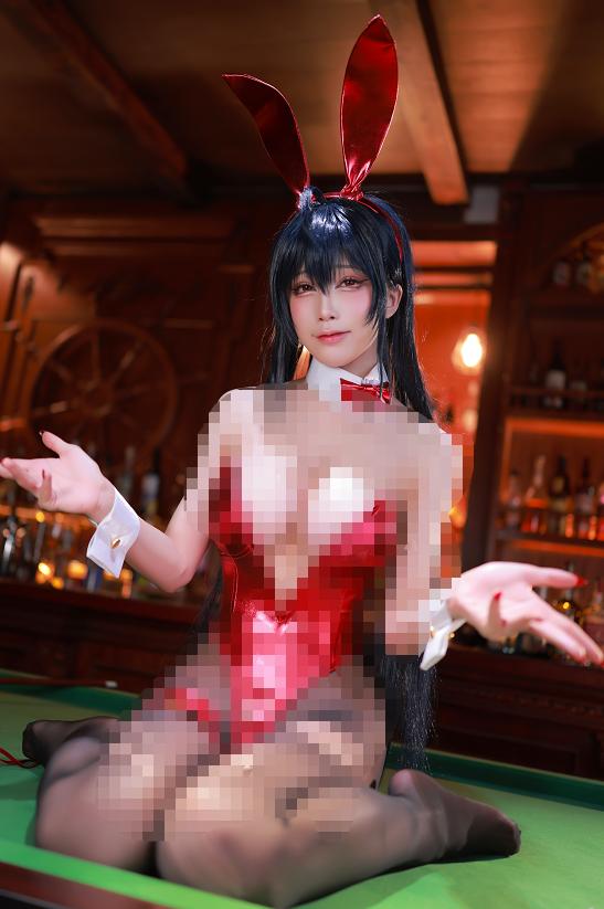 水淼Aqua大凤兔女郎COS赏析，红色兔装下的酒馆氛围感
