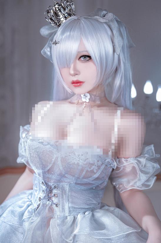 半半子《Cinderella》COS赏析，银白礼裙里的冷艳童话感