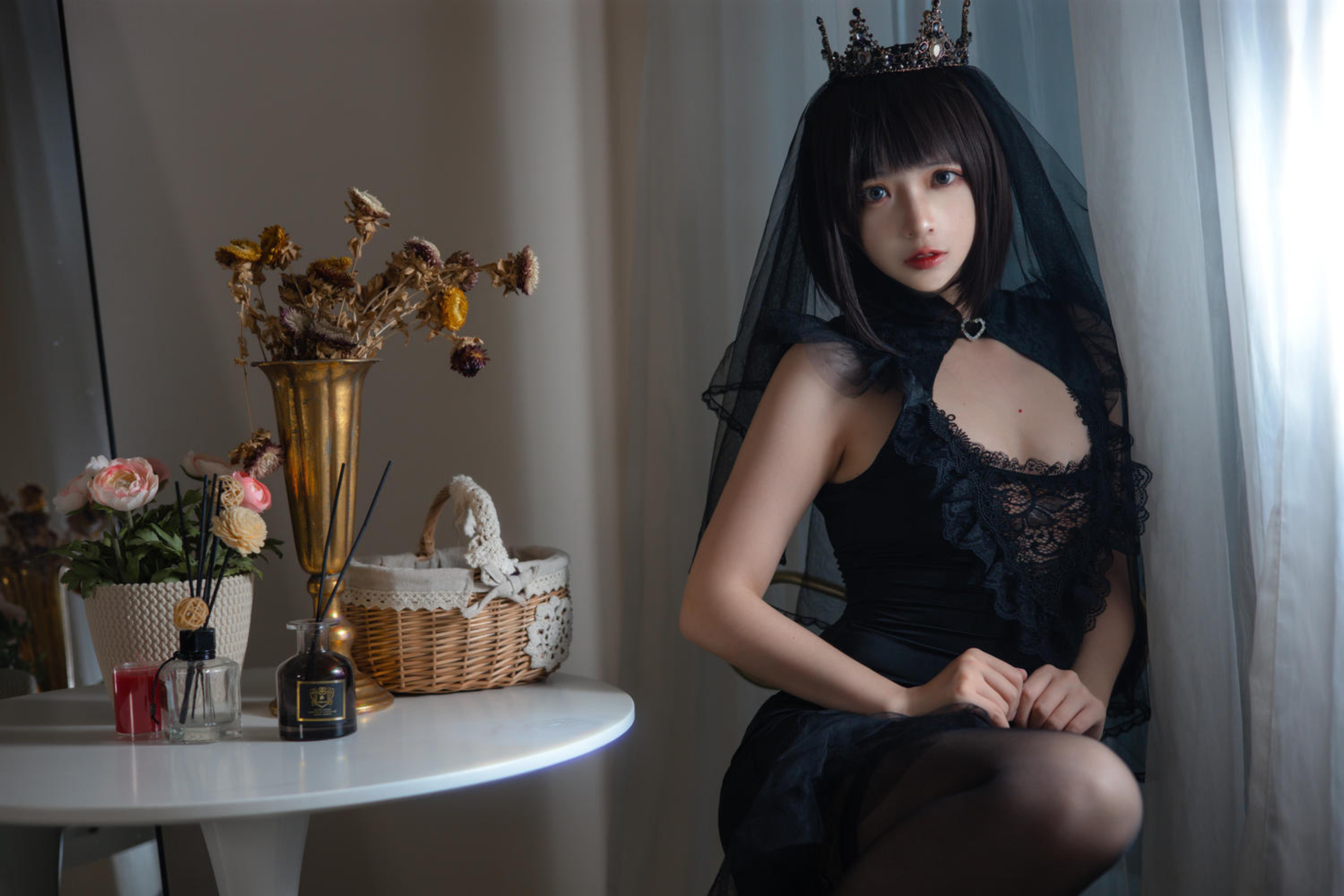 疯猫ss黑色婚纱写真赏析，暗调蕾丝与黑纱头冠氛围感很强