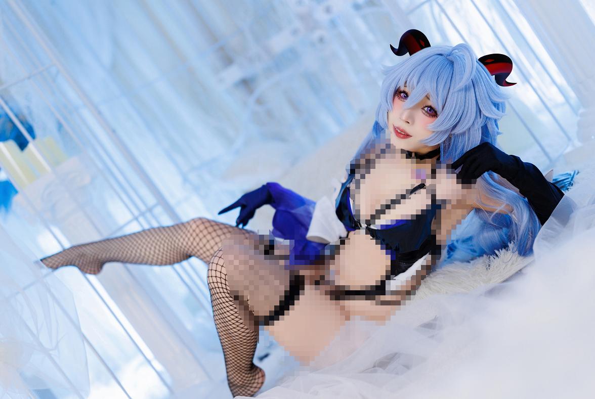 胡桃猫Kurumineko甘雨魅魔写真赏析｜蓝白幻想风同人图集