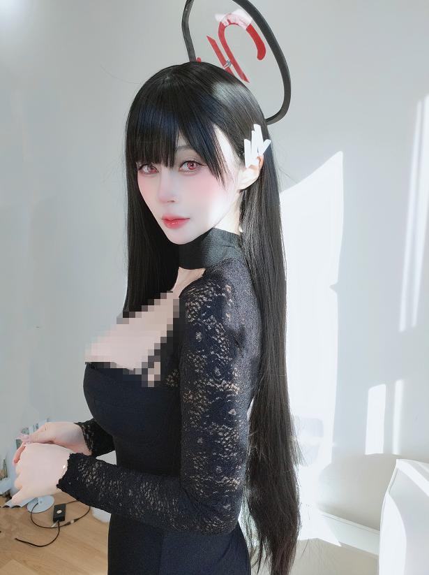 白银81莉音OL自撮り｜白墙光影里的黑裙冷感很抓眼