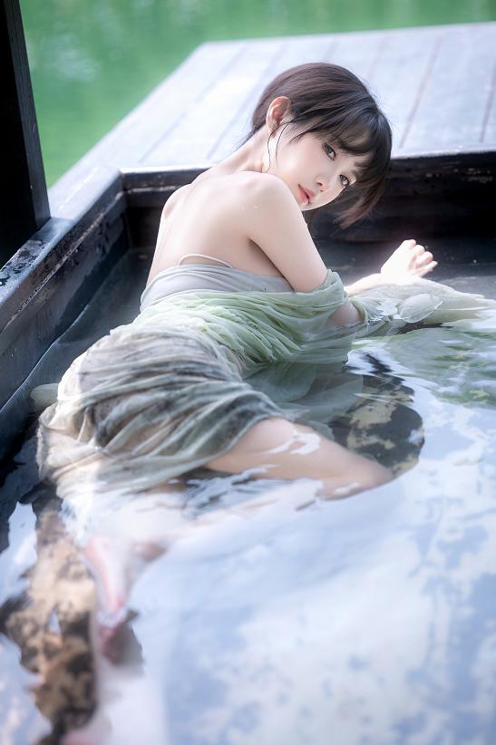 Shika小鹿鹿江南水色|白裙、水光和船窗把夏天拍得很慢