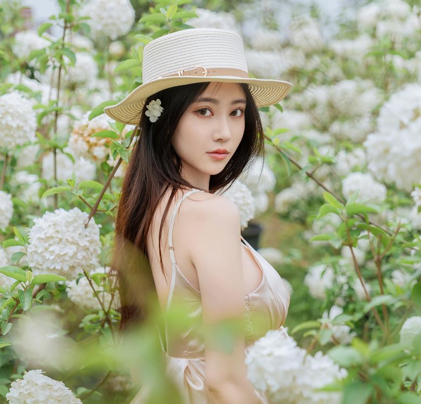 年年nnian拍白色木绣球的时候太像夏日电影女主了|花海里的轻氛围感越看越舒服