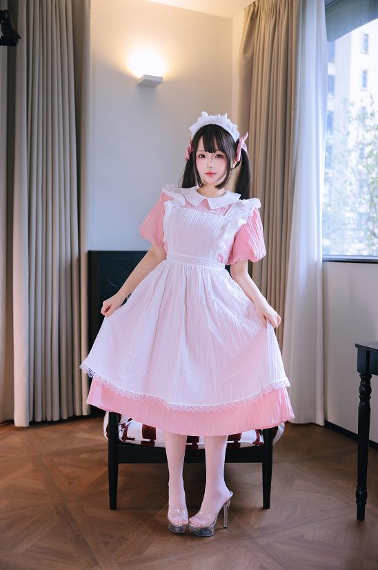 日奈娇穿上粉白见习女仆裙，窗边暖光里的乖巧感太舒服了