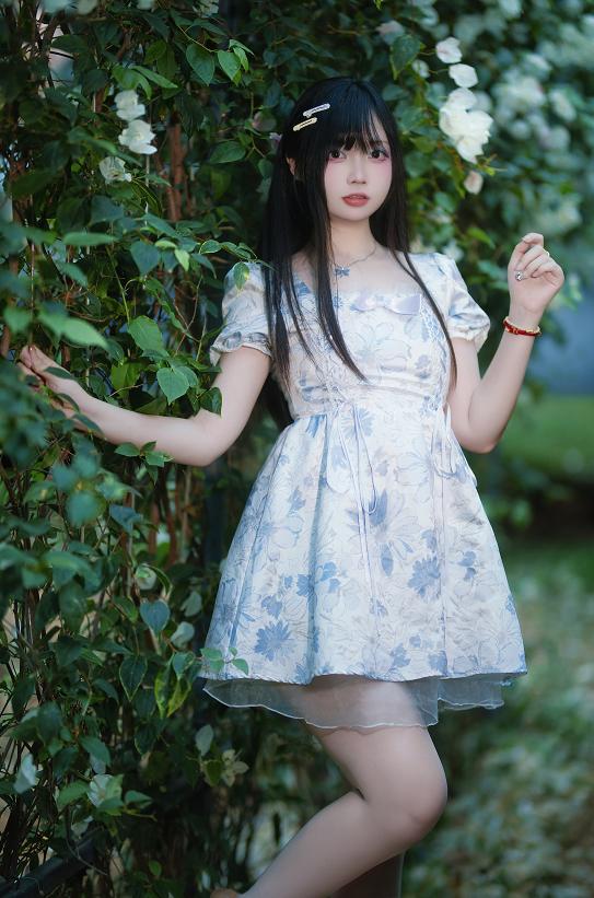 洛桑w伊梓春夏之交|花墙小路和海边白裙里的换季感很温柔