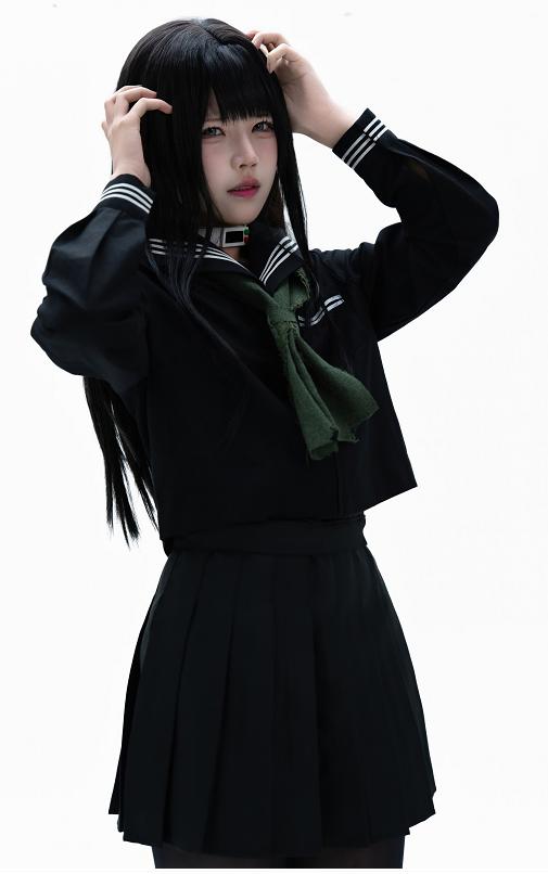 清水凪演绎白夜凛音/黑色制服与纯白背景形成的冷感氛围