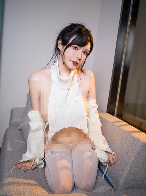 秋和柯基坐在暖光沙发边,白色针织毛衣把冬日感拍软了