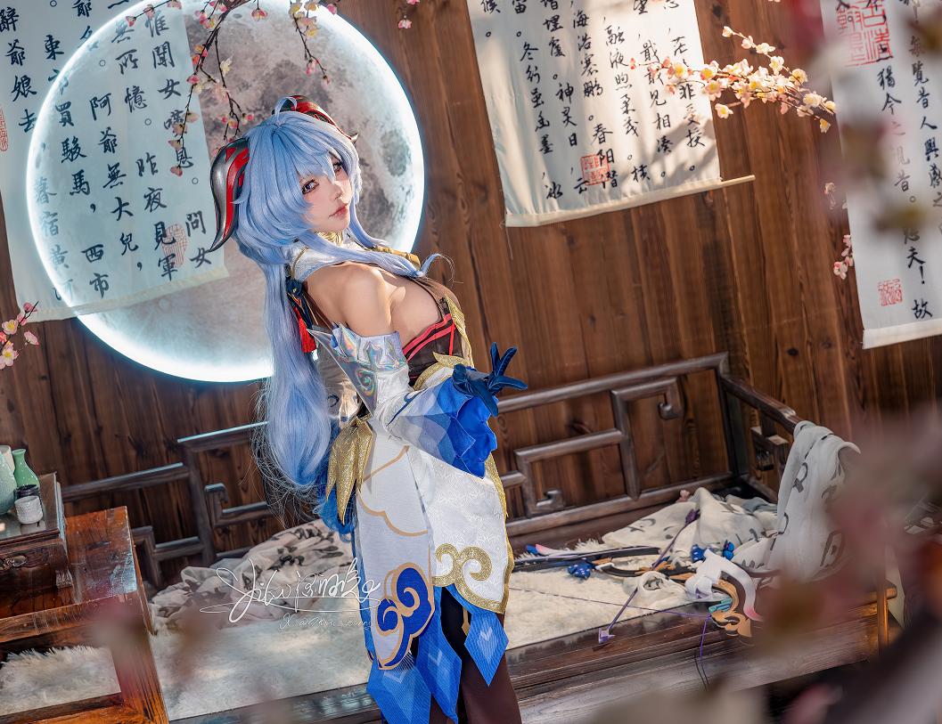 咬一口兔娘(Yiko湿润兔)｜原神甘雨循循守月造型，月下场景的角色还原表现