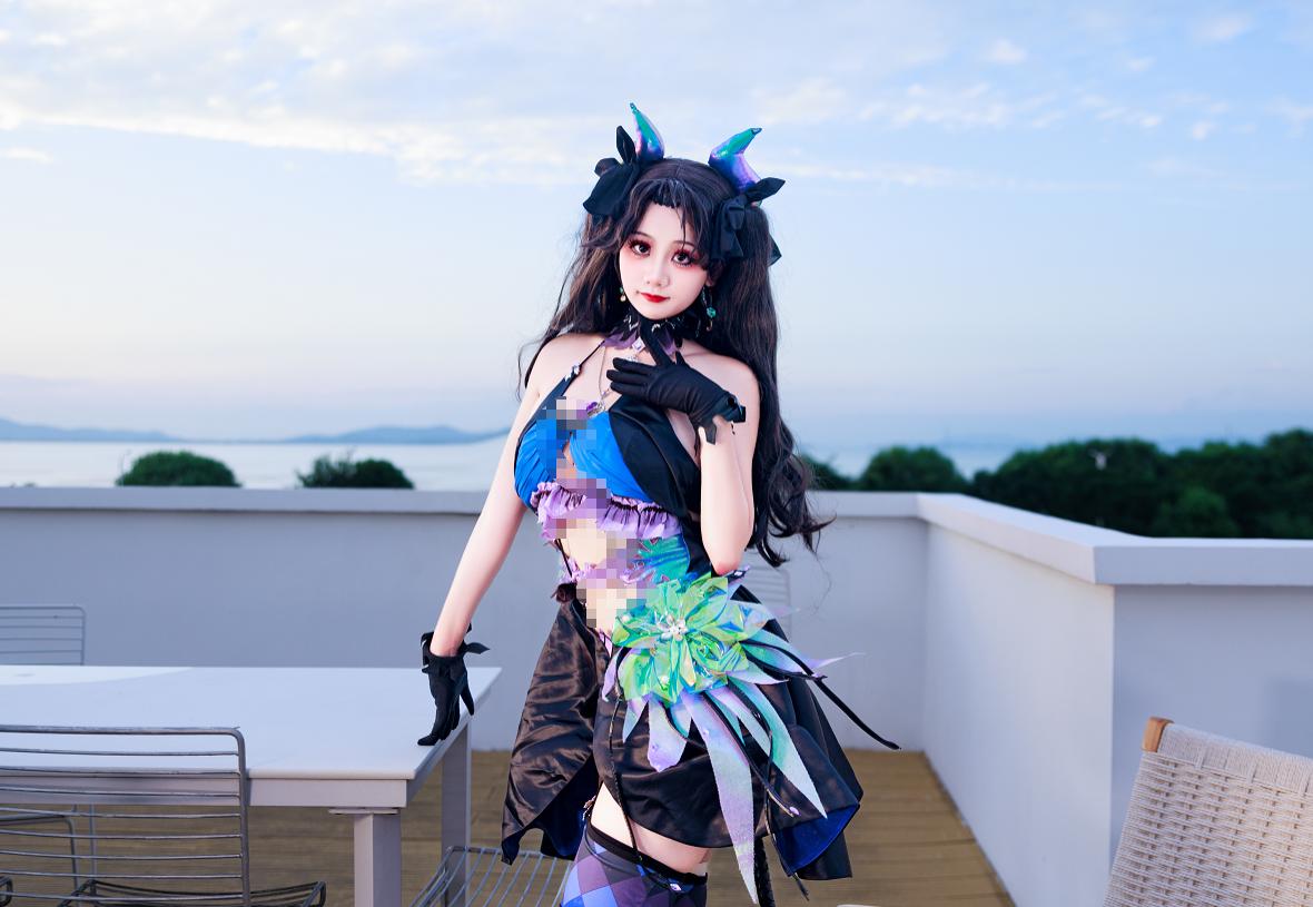 阿雪雪远坂凛小恶魔COS｜蓝天露台里的FGO反差感很抓眼
