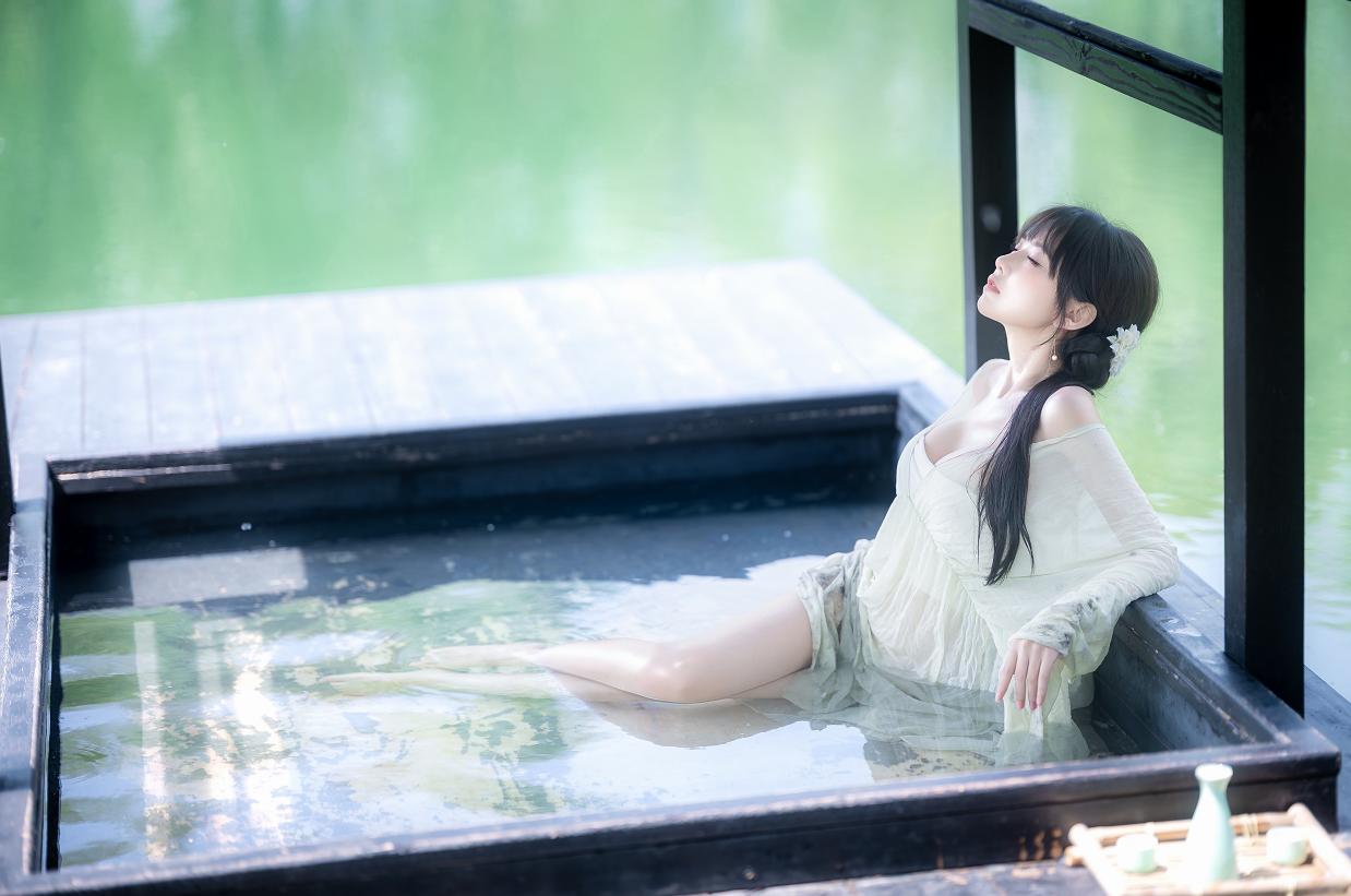 Shika小鹿鹿江南水色|白裙、水光和船窗把夏天拍得很慢