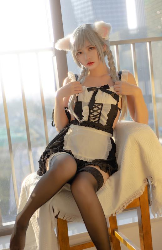 疯猫ss｜夕光窗边女仆造型，暖调氛围下的柔软少女感呈现