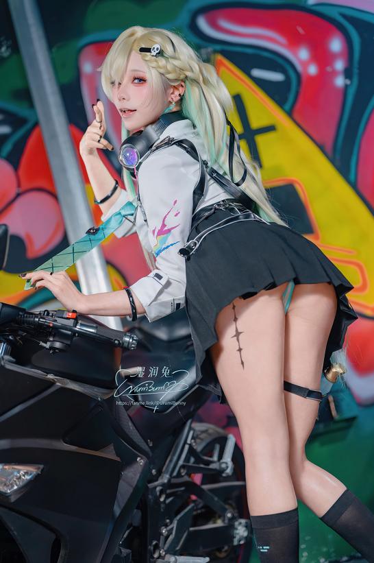 咬一口兔娘(Yiko湿润兔)鸣潮琳奈COS｜涂鸦车库里的叛逆少女感很抓人