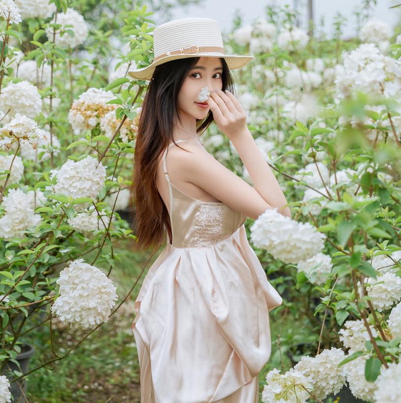年年nnian拍白色木绣球的时候太像夏日电影女主了|花海里的轻氛围感越看越舒服