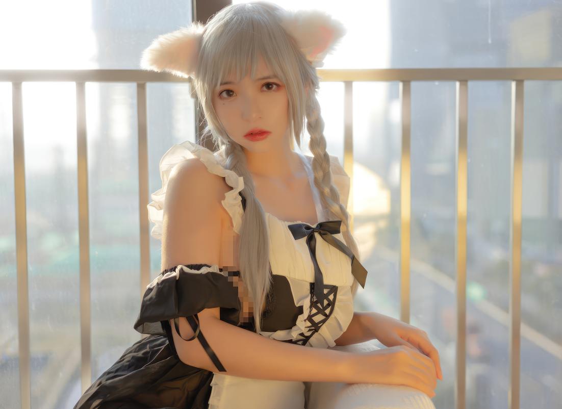 疯猫ss｜夕光窗边女仆造型，暖调氛围下的柔软少女感呈现