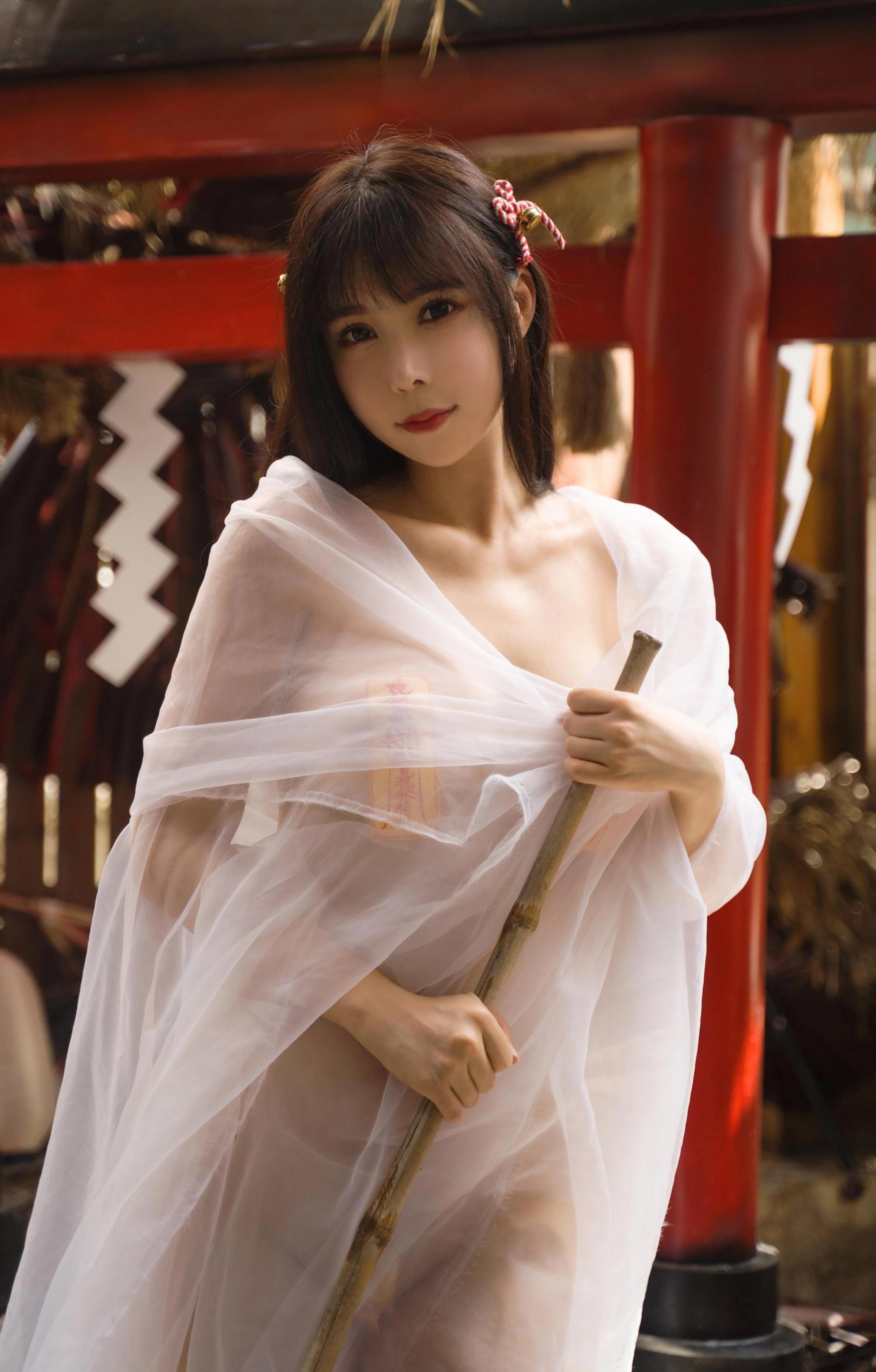 亚马逊鲶鱼 巫女COS 神社符纸主题写真